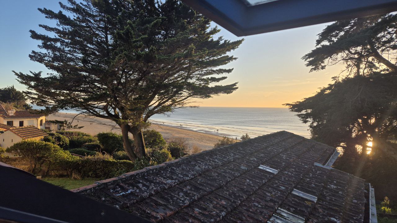 Vue depuis le velux — mer et toits